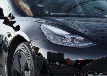 Pourquoi Tesla doit s&rsquo;attaquer d&rsquo;urgence à un problème majeur de phares défectueux, selon la NHTSA