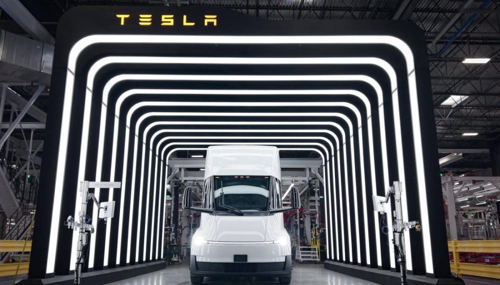 Tesla Semi : la timeline pour l’Autopilot révélée – l’attente du Cybercab change tout !